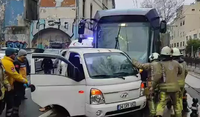 Karaköy'de raylara giren kamyonete tramvay çarptı: 1 yaralı