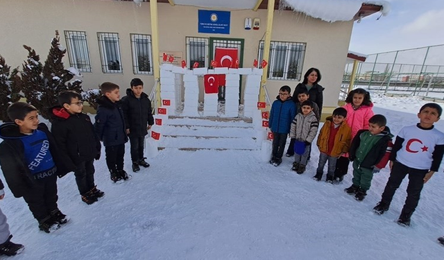 Van'da öğretmen ve öğrenciler, kardan Anıtkabir yaptı