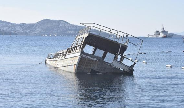 Bodrum'da şiddetli fırtına, 15 metrelik ahşap tekneyi batırdı