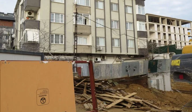 Üsküdar'da istinat duvarı çöktü, mahalle sakinleri deprem sandı