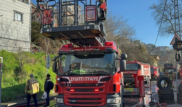 Beykoz'da 2 katlı evin çatısında yangın! Çatının tamamı yandı