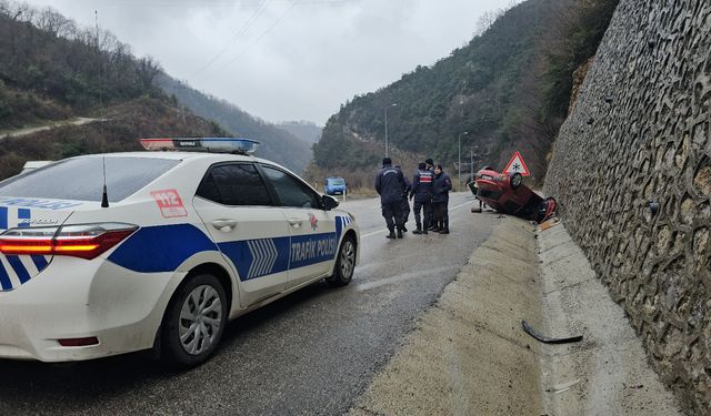 Zonguldak'ta otomobil takla attı: 3 yaralı