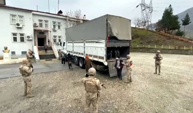 Bitlis'te TIR'ın dorsesinden Afganistanlı 76 kaçak çıktı