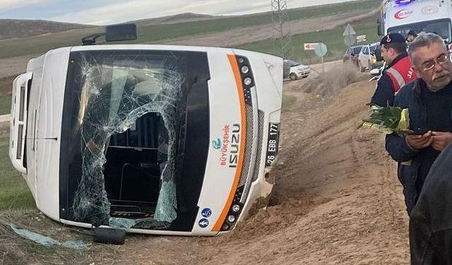 Eskişehir'de kamyonun çarptığı halk otobüsü devrildi: 11 yaralı