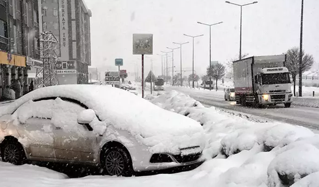 Bitlis'te kar yağışı nedeniyle 60 köy yolu ulaşıma kapandı