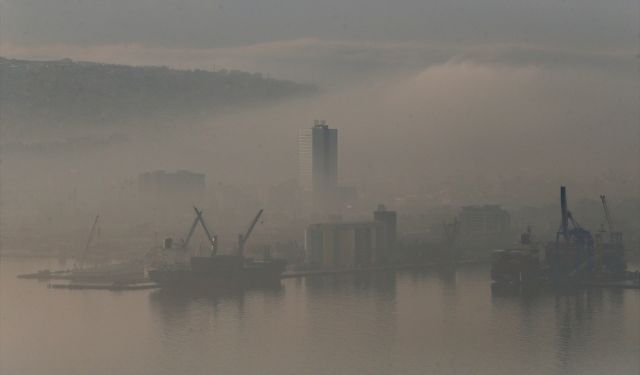 İzmir'de uçak seferlerine sis engeli