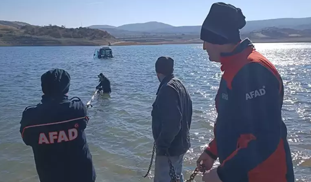 Traktörünü göle soktu, geri çıkaramayınca 112'yi aradı