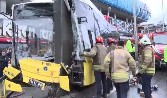 Esenyurt'ta İETT otobüsü direğe çarptı: 5 yaralı