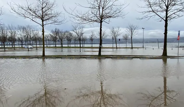 Kocaeli'de deniz taştı, sahil bandı suyla doldu