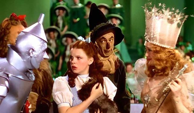 ‘Oz Büyücüsü’ filmindeki kırmızı ayakkabıları çalan hırsıza para cezası