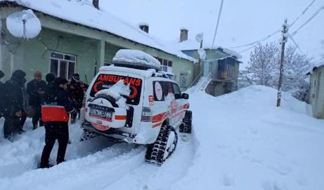 Astım hastası Taha, paletli kar ambulansıyla hastaneye götürüldü