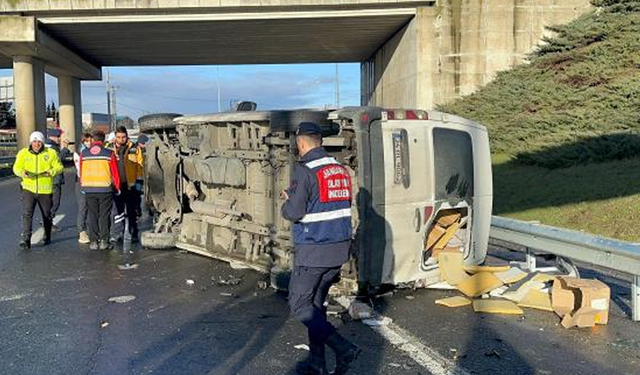 Bariyerlere çarpan minibüs devrildi: 1 ölü, 1 yaralı