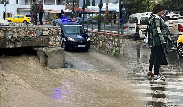 Sağanak yağışlar Bodrum sokaklarını göle çevirdi