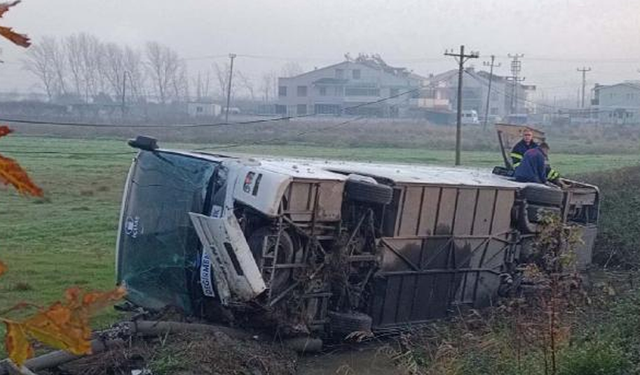 Çanakkale’de servis otobüsü şarampole devrildi: 5 yaralı