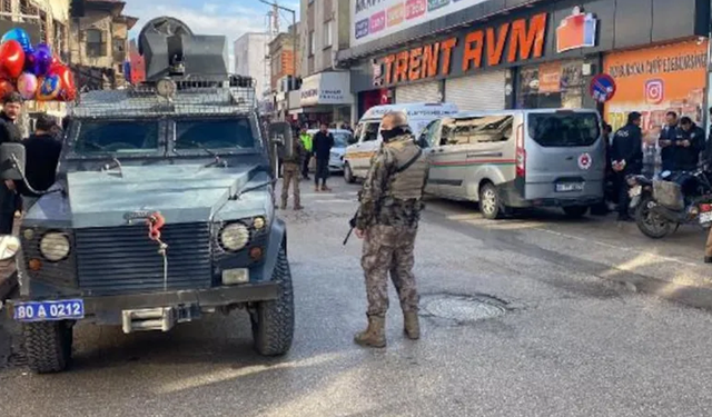 İcra memurlarına eşlik eden polis memurunu vurdular