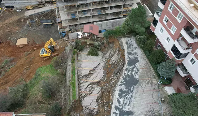 Üsküdar'da istinat duvarı çöktü! 4 katlı bina tahliye edildi