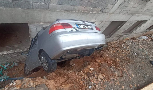 Kontrolden çıkan otomobil, inşaat ile istinat duvarı arasına düştü