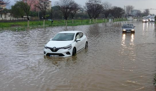 Şiddetli sağanaklar, Aydın'ı göle çevirdi! Sürücüler zor anlar yaşadı