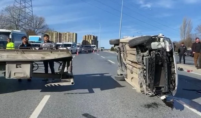 Küçükçekmece'de kontrolden çıkan otomobil takla attı