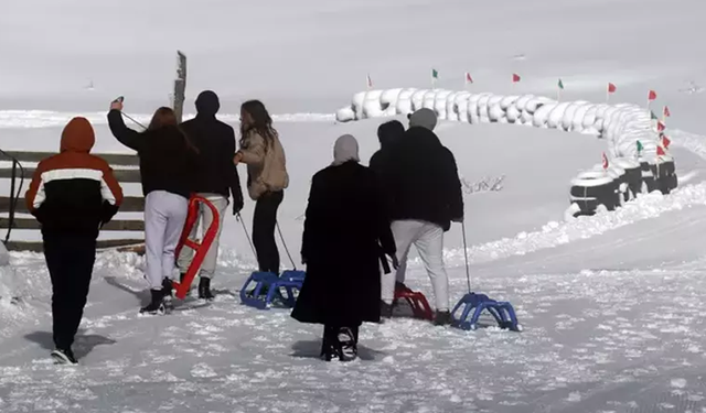 Kar 50 santimi geçti, vatandaşlar Zigana Kayak Merkezi'ne akın etti