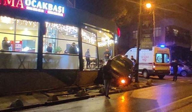 Maltepe’de kontrolden çıkan otomobil restorana daldı