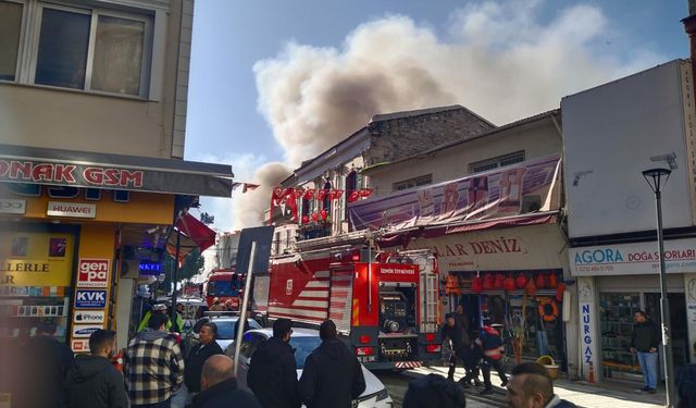 İzmir'de, tarihi Kemeraltı Çarşısı'nda yangın