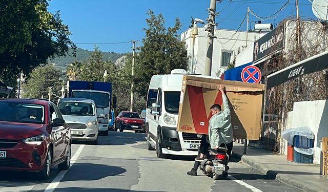 Dev ekran televizyonu motosikletle taşıdılar