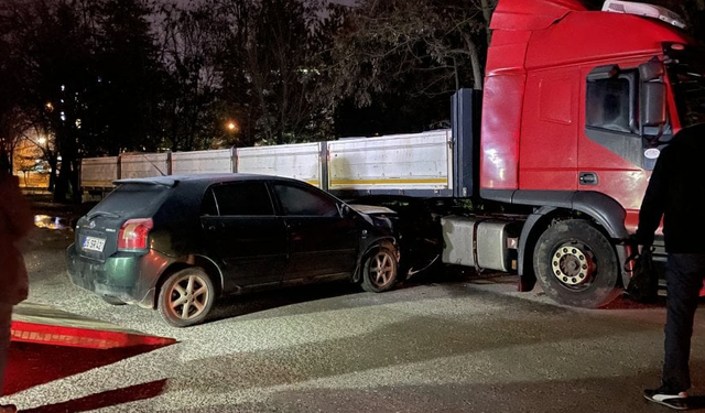 'Dur' ihtarına uymayan alkollü sürücü, TIR'ın yakıt deposuna çarptı