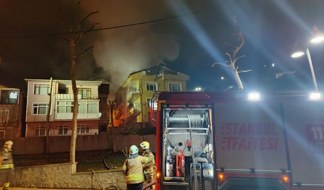 Sarıyer'de, 3 katlı binanın çatısında çıkan yangın yandaki çatıya sıçradı