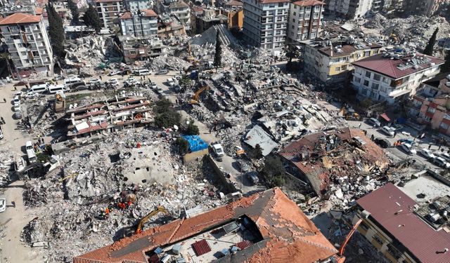 Depremde eşini ve oğlunu kaybetti, dönemin Hatay Valisinden şikayetçi oldu