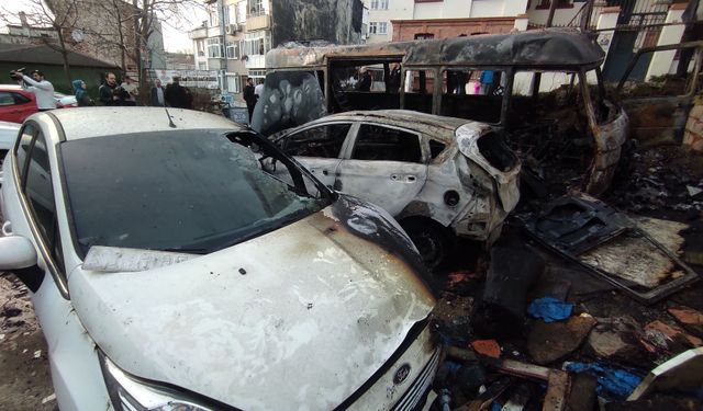 Beyoğlu'nda sigara izmaritinin neden olduğu yangında 4 araç alev alev yandı
