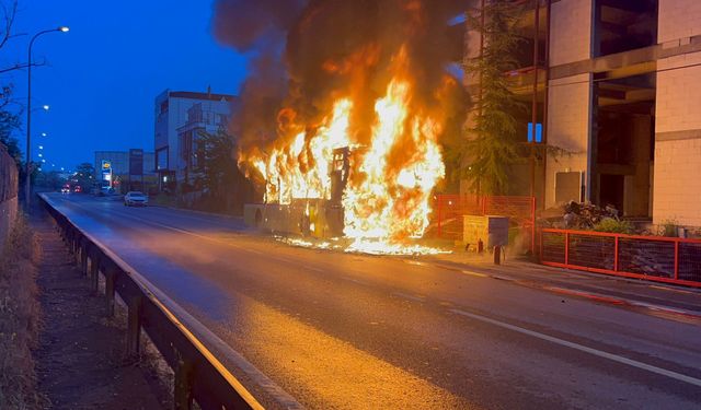 Sultanbeyli’de İETT otobüsü alev alev yandı