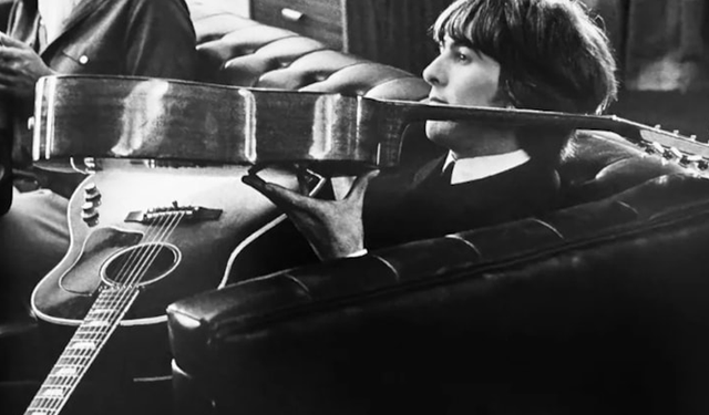John Lennon'un 50 yıldır kayıp olan gitarı, açık artırmayla satılacak