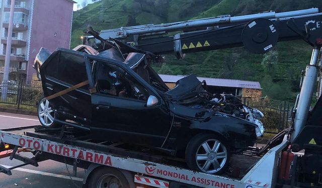 Takla atan otomobil ağaca çarptı: 2 ölü, 3 yaralı