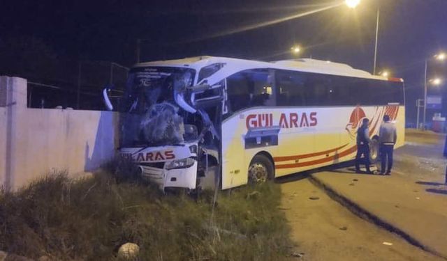 TIR'la çarpışan otobüs, öğrenci yurdunun duvarına çarptı: 3 yaralı