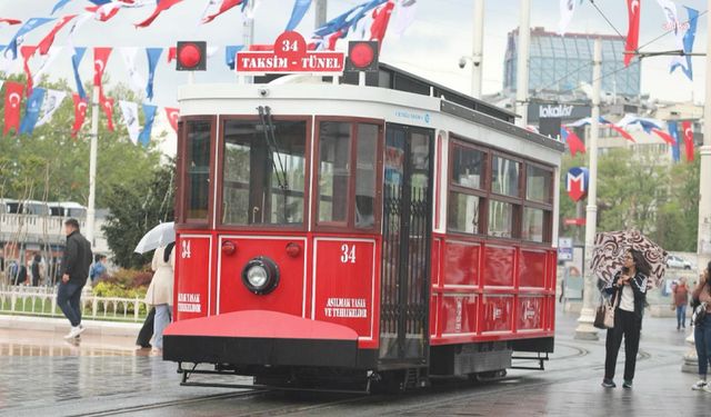 İstiklal Caddesi'ne bataryalı tramvay geliyor
