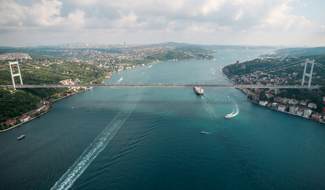 İstanbul Boğazı'nda gemi trafiği güney-kuzey yönlü açıldı