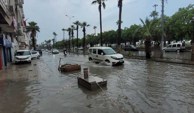 Depremin vurduğu Hatay'da, yağışlar nedeniyle yollar göle döndü