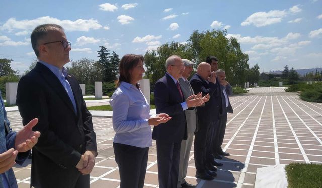 Kemal Kılıçdaroğlu Bülent Ecevit'in kabrini ziyaret etti