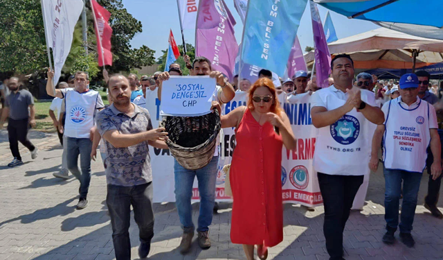 İzmir Büyükşehir Belediyesi'ndeki kamu emekçileri, tüm gün iş bıraktı