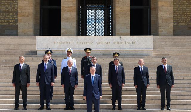 Cumhurbaşkanı Erdoğan, Yüksek Askeri Şura üyeleri ile Anıtkabir'i ziyaret etti