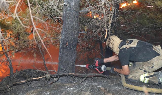 İBB İtfaiyesi, İzmir'deki yangını söndürme ve soğutma çalışmalarına destek veriyor