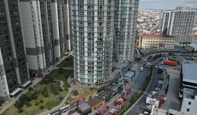 Esenyurt'ta 33 katlı binada çıkan yangın söndürüldü