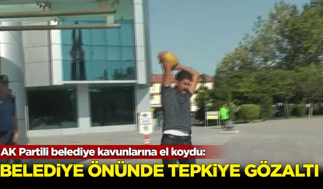 AK Partili belediye kavunlarına el koydu: Belediye önünde tepkiye gözaltı