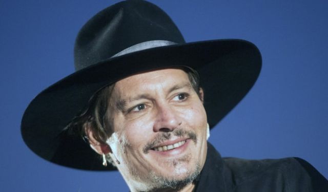 Sararmış ve kirli dişleriyle tanınıyordu! Johnny Depp yeni imajıyla şaşkınlık yarattı