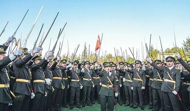 CHP Genel Başkan Yardımcısı Yankı Bağcıoğlu, Bu genç teğmenler, 30 Ağustos sabahı yaşanan bir coşkuyla beş yıllık eğiti