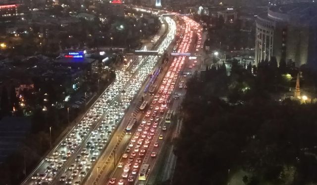 İstanbul'da akşam saatlerinde trafik yoğunluğu yüzde 81'lere ulaştı