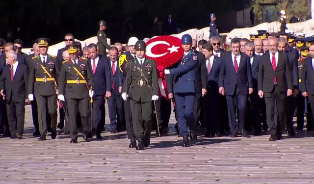 Cumhurbaşkanı Erdoğan ve devlet erkanı Anıtkabir'i ziyaret etti