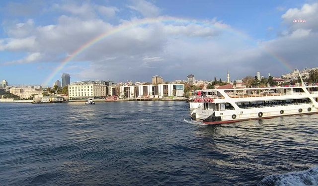 İstanbul Boğazı'nda gökkuşağı