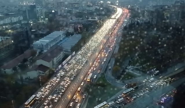 İstanbul'da akşam trafiğinde yoğunluk yaşanıyor: Yüzde 90'lara ulaştı